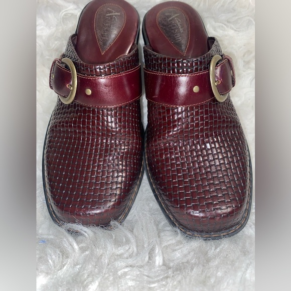 Women's Clarks Artisan Mules Clogs Shoes Size 8 Burgundy Woven Buckle - Picture 10 of 11